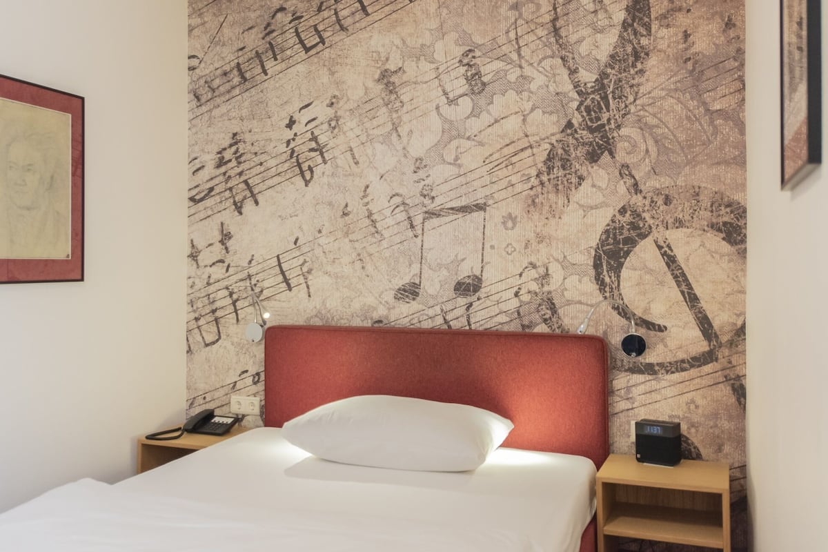 Quarto conforto | Frigobar, escrivaninha, cortinas blackout, Wi-Fi de cortesia