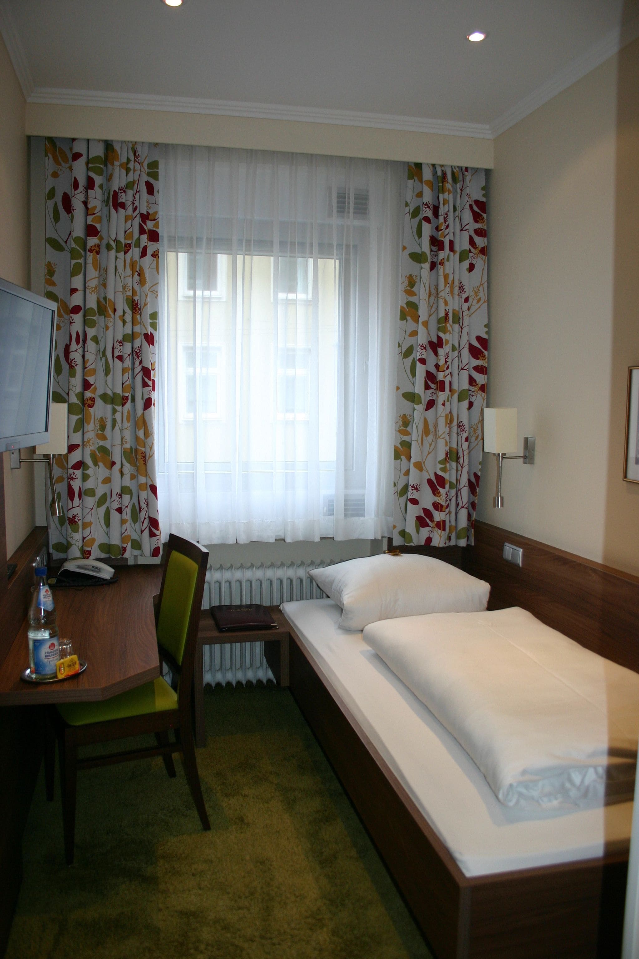 single room | 1 bedroom, in-room safe, individually decorated, desk