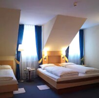 双人房或双床房 | 客房内保险箱、特色装修、办公桌、隔音