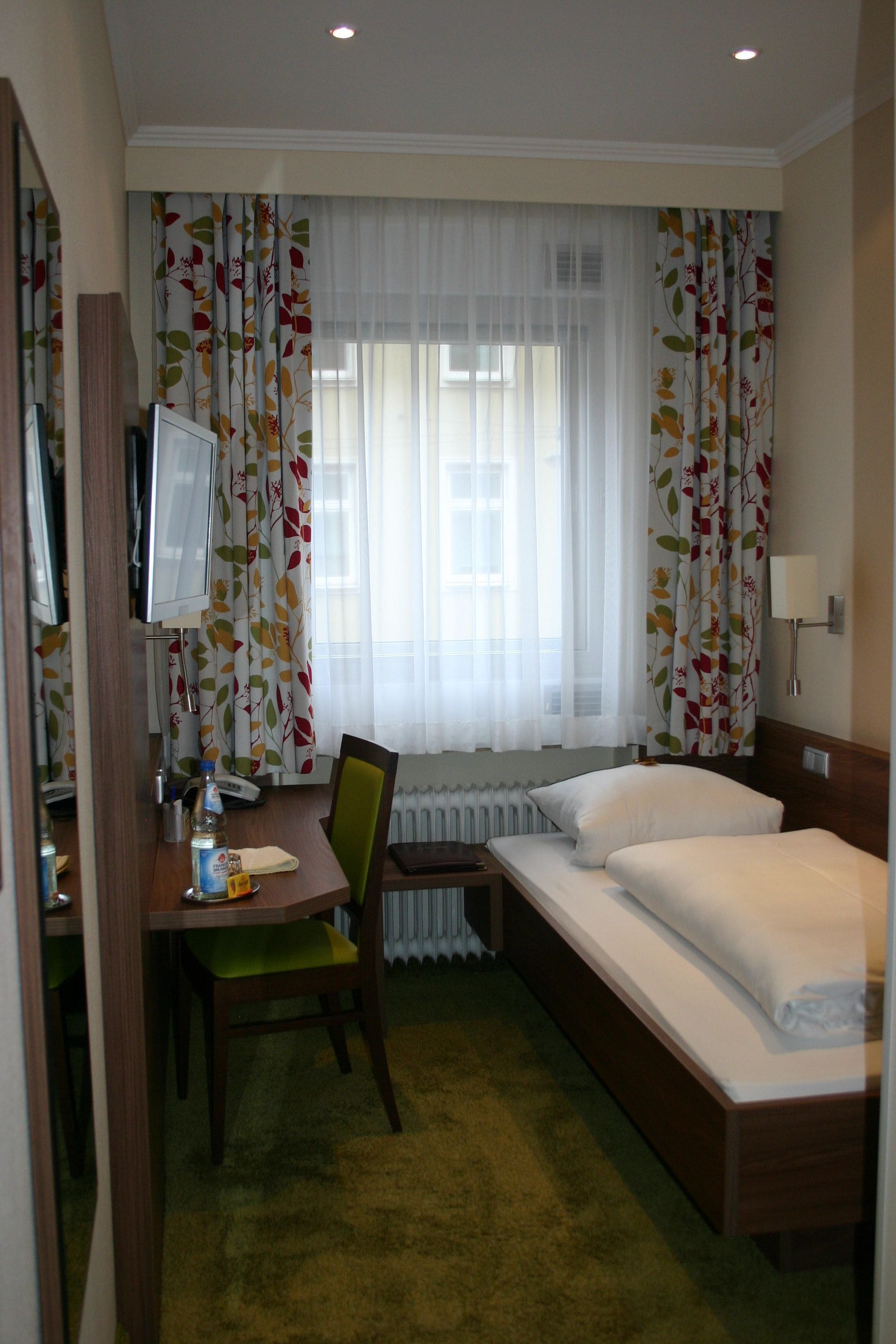 single room | 1 bedroom, in-room safe, individually decorated, desk