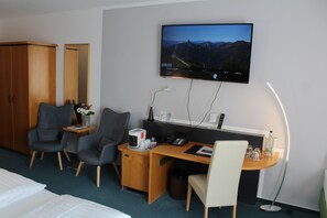 Chambre Triple Supérieure | Coin séjour | Télévision LCD de 55 pouces avec chaînes par satellite, télévision