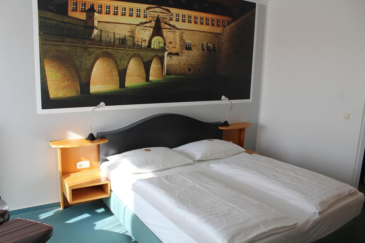 Superior Triple Room | Desk, laptop workspace, iron/ironing board, free WiFi