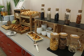 Petit déjeuner buffet (6 EUR par personne)