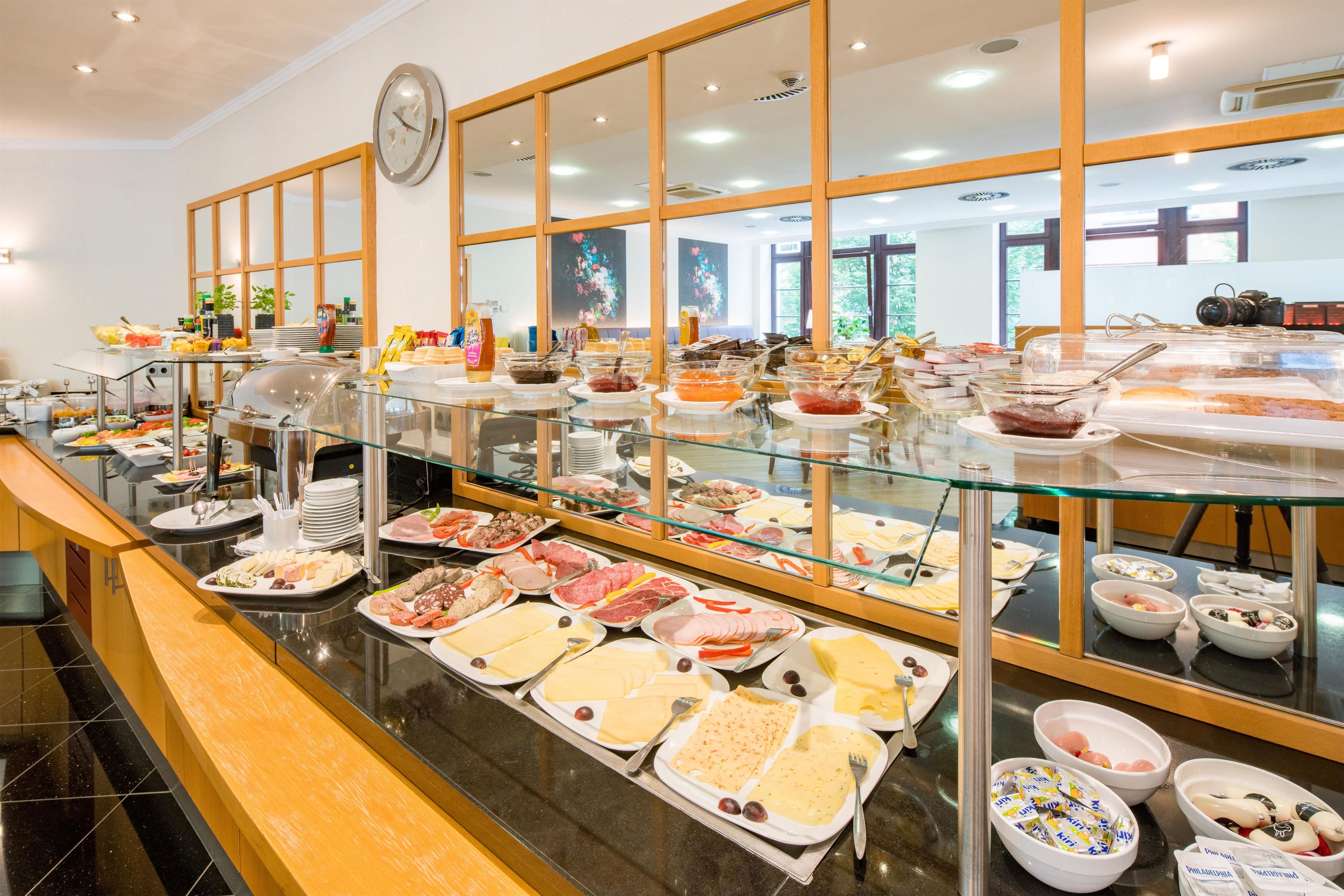 Ein Buffet mit verschiedenen Speisen und einer Uhr an der Wand.