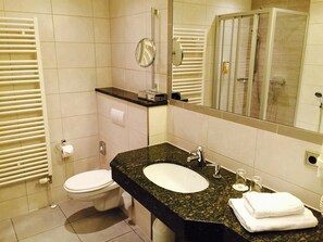 A modern bathroom with a toilet, sink, and mirror. - Best Western City-Hotel Braunschweig (Braunschweig)