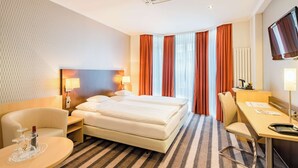 A hotel room with a bed, a desk, a chair, a TV, and a window with curtains. - Best Western City-Hotel Braunschweig (Braunschweig)