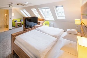Habitación Deluxe, 1 cama King size (Converts to 2 Twin Beds;Larger Room) | Minibar, caja de seguridad en la habitación y insonorización 