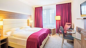 A hotel room with a large bed, a desk, a chair, and a TV. - Best Western City-Hotel Braunschweig (Braunschweig)