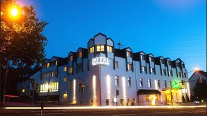 A hotel with a modern design, featuring multiple floors and a prominent entrance. - Hotel Westerkamp (Osnabrueck)