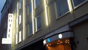 A hotel with multiple floors, a visible entrance, and a sign indicating it is a hotel. - City Hotel by Celina (Hagen)