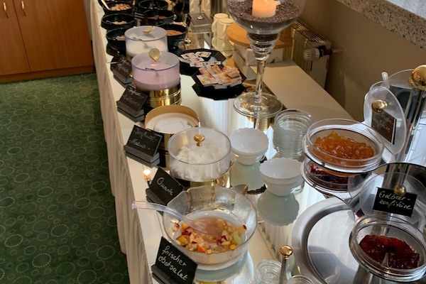 Buffet breakfast for a fee on weekends