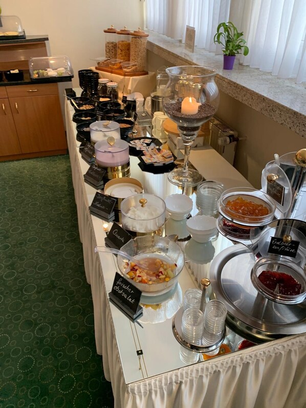 Petit déjeuner buffet servi les week-ends (12 EUR par personne)