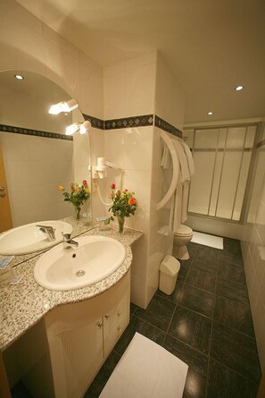 Standard Double Room | Bathroom