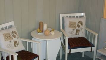 Standard-Doppelzimmer | Wohnbereich | Flachbildfernseher