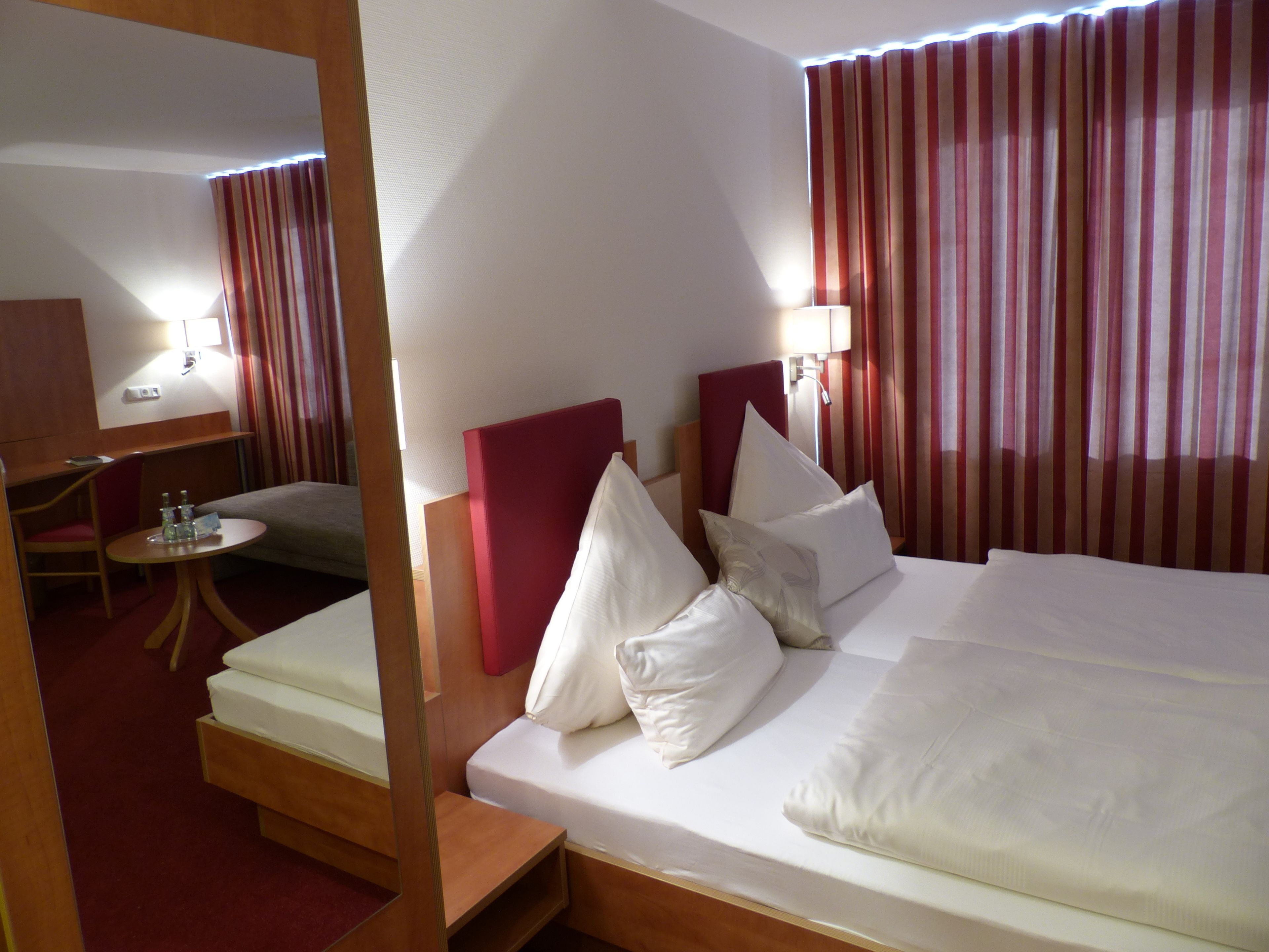 Comfort-Doppelzimmer | Allergikerbettwaren, Schreibtisch, Bügeleisen/Bügelbrett