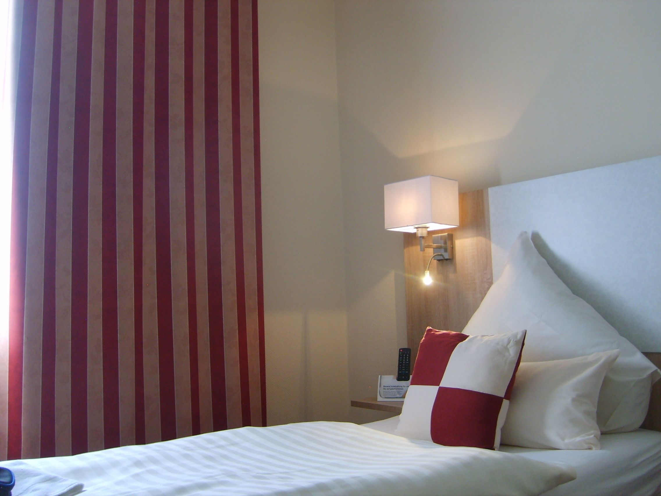 Hypo-allergenic bedding, desk, iron/ironing board, free WiFi