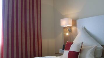 Hypo-allergenic bedding, desk, iron/ironing board, free WiFi