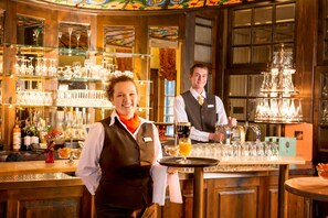 2 restaurants, dinner served, international cuisine