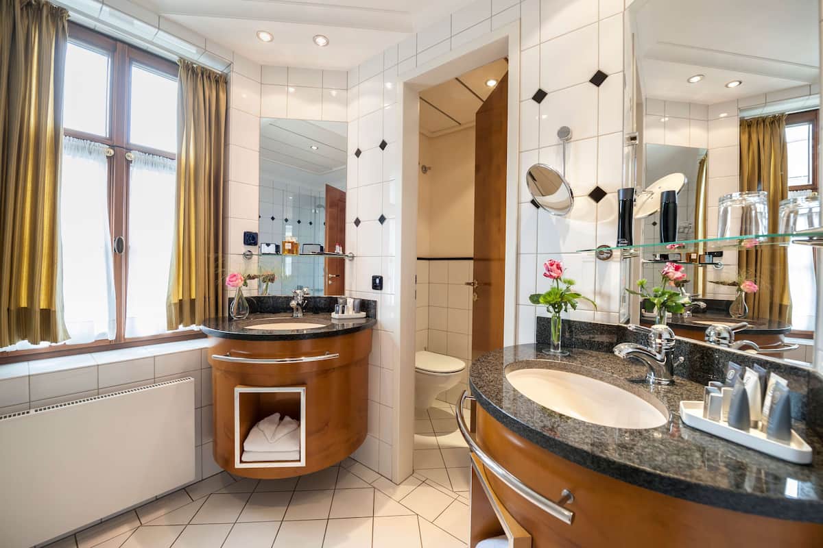 comfort suite | 1 bedroom, premium bedding, pillow-top beds, in-room safe