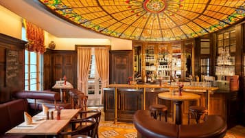 2 restaurants, dinner served, international cuisine