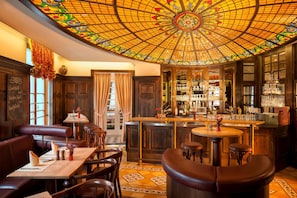 2 restaurants, dinner served, international cuisine