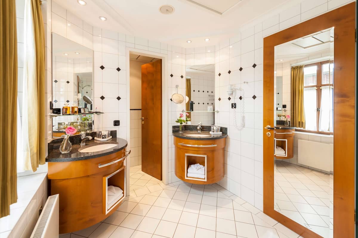 1 bedroom, premium bedding, pillow-top beds, in-room safe