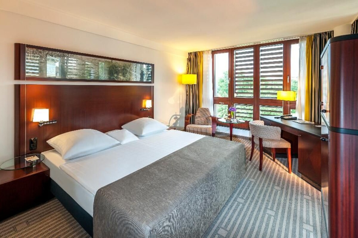 Premium bedding, pillow-top beds, in-room safe, desk