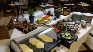 Un buffet proposant une variété de plats et d'ustensiles.