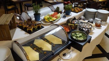 Bữa sáng buffet hàng ngày (20 EUR/mỗi người)