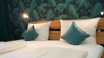 Zweibettzimmer | Allergikerbettwaren, individuell eingerichtet, Schreibtisch