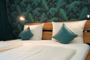 Twin Room | Hypo-allergenic bedding, individually furnished, desk, blackout drapes - Hotel Attaché (Frankfurt)