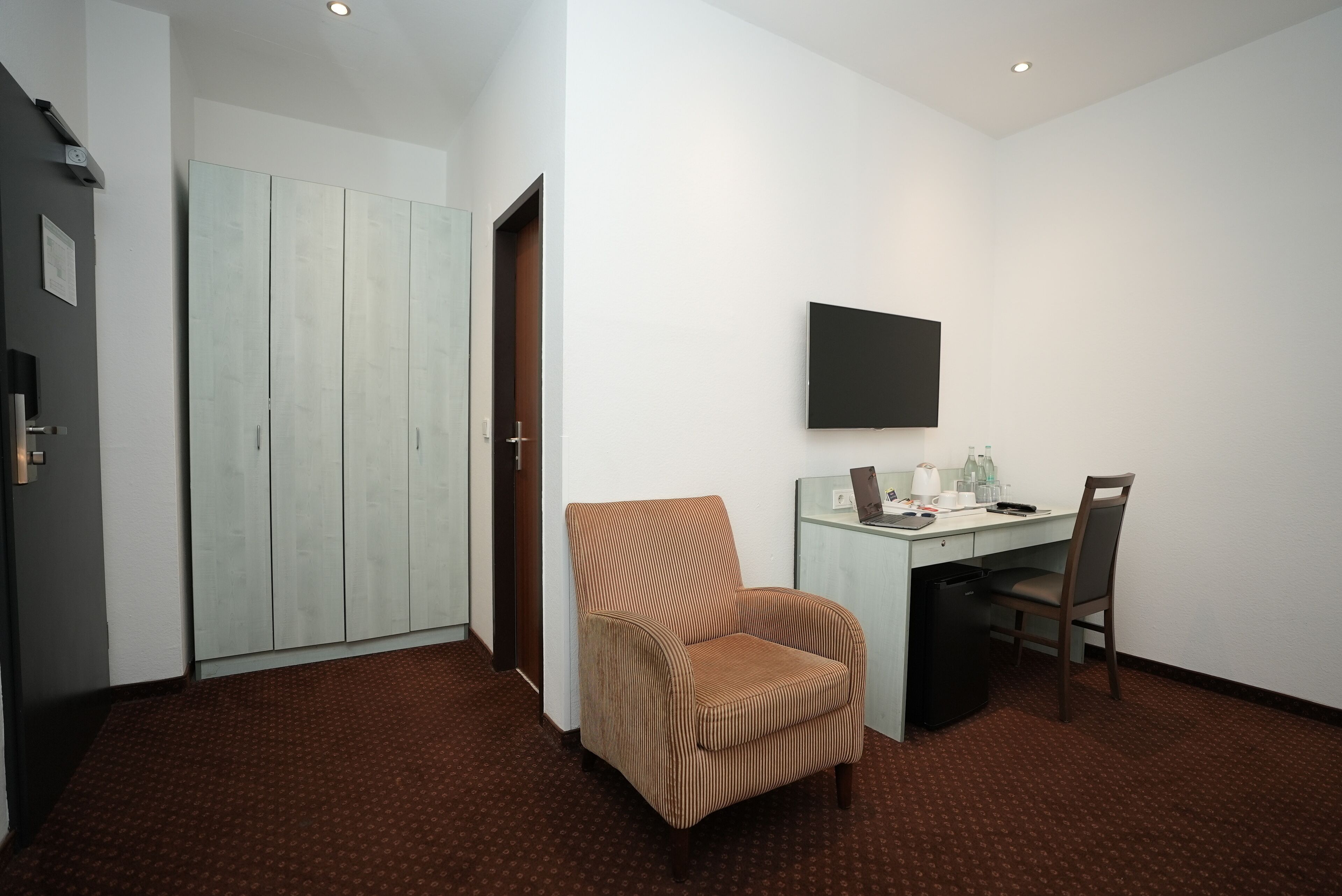 family triple room | 1 bedroom, hypo-allergenic bedding, individually furnished, desk