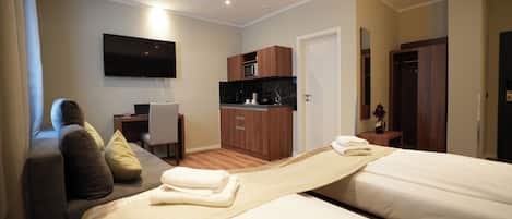 패밀리 스튜디오 | 저자극성 침구, 각각 다르게 가구 비치, 책상, 암막 커튼