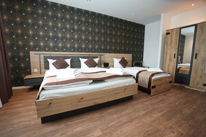 Family Triple Room | 1 bedroom, hypo-allergenic bedding, individually furnished, desk