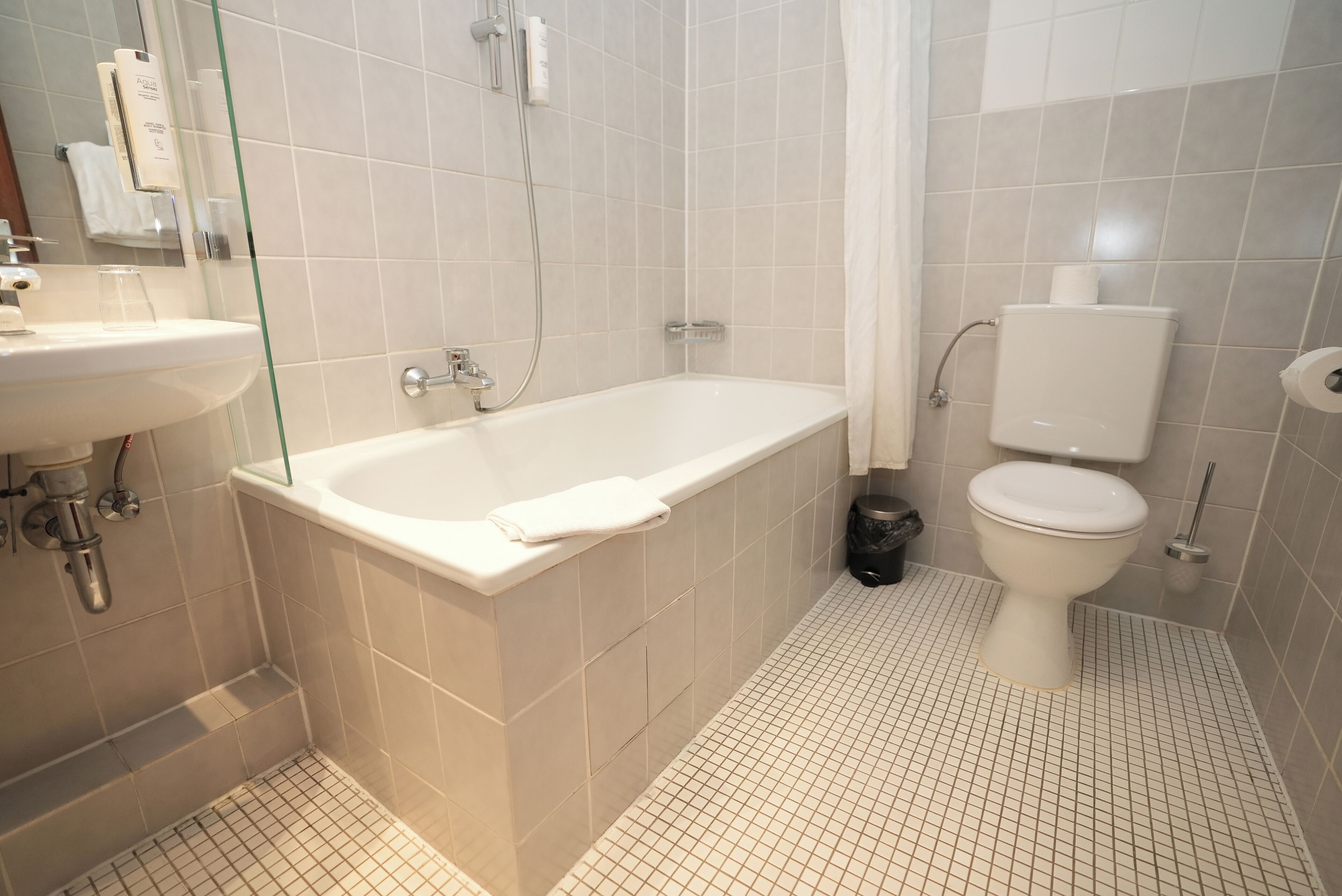 family triple room | bathroom | free toiletries, hair dryer, towels