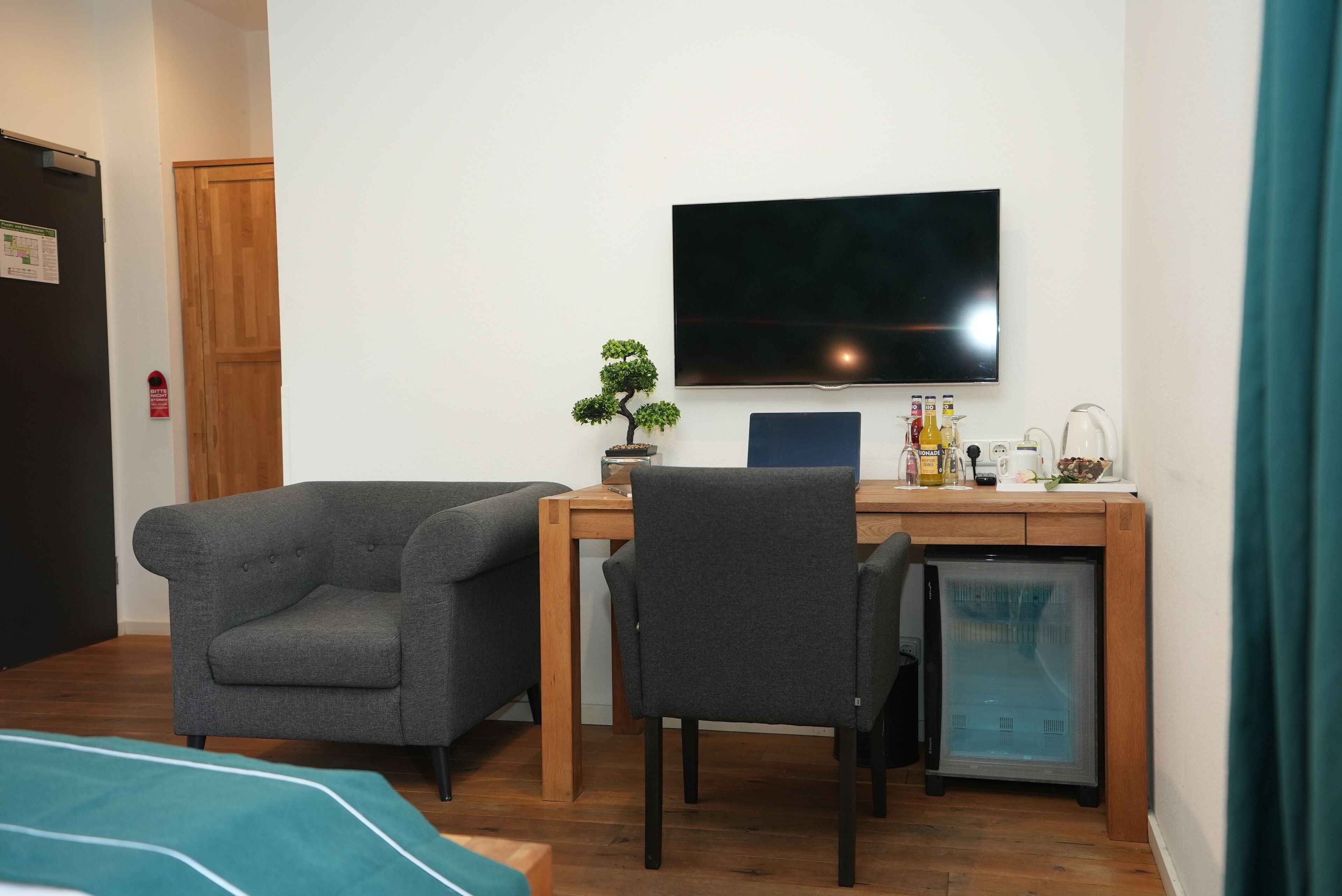 Zweibettzimmer | Allergikerbettwaren, individuell eingerichtet, Schreibtisch