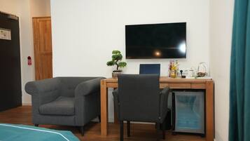 Zweibettzimmer | Allergikerbettwaren, individuell eingerichtet, Schreibtisch