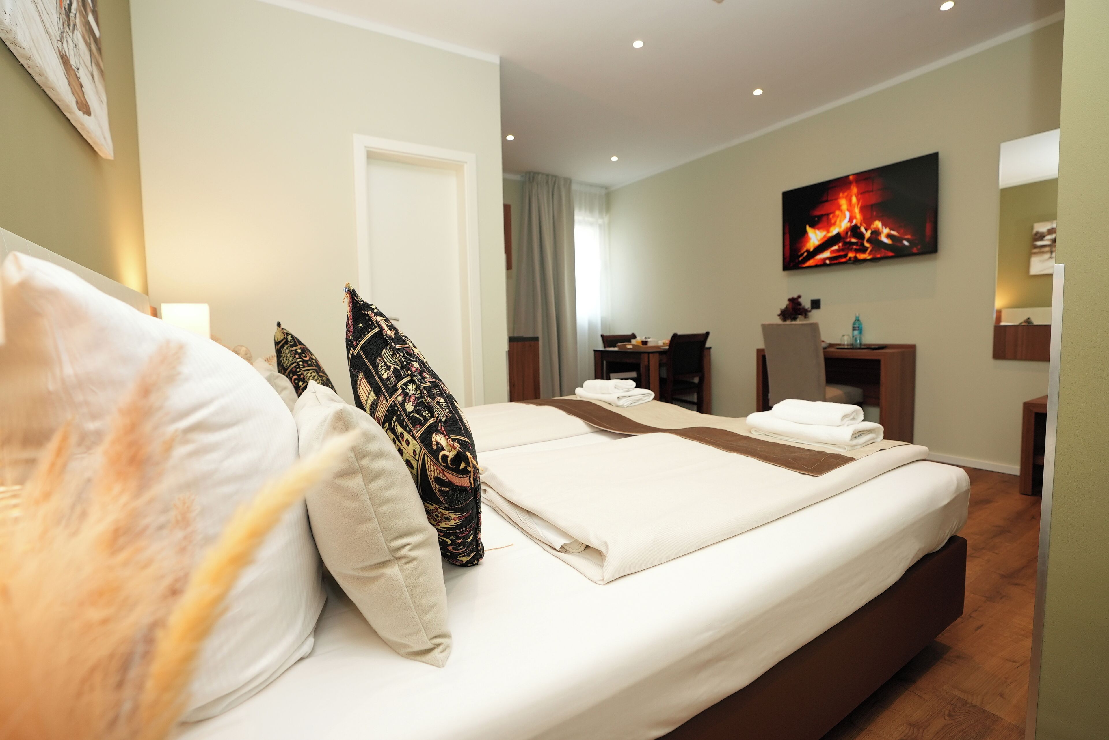 舒适开间 | 防过敏的被褥、特色家居、办公桌、遮光窗帘