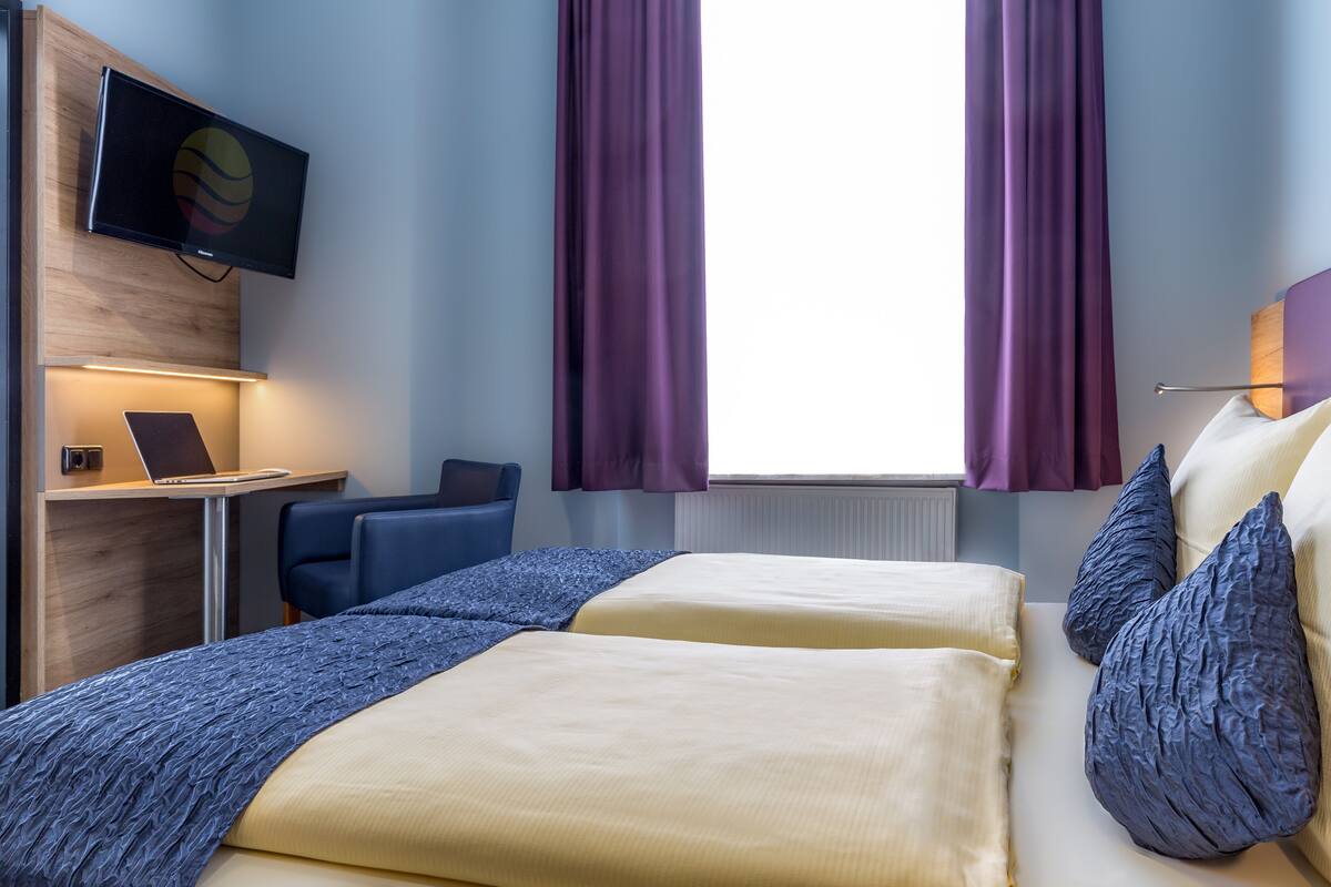 Kamar Standar, 1 Tempat Tidur Queen | Minibar, brankas, meja kerja, dan tirai kedap cahaya