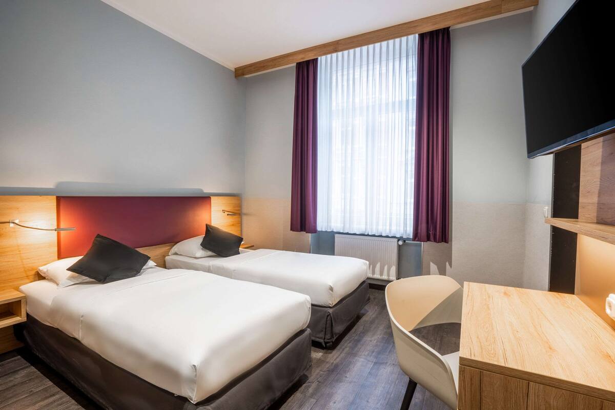 Kamar Standar, 2 Tempat Tidur Twin, Bebas Asap Rokok | Minibar, brankas, meja kerja, dan tirai kedap cahaya