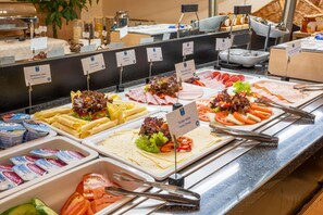 Tägliches Frühstücksbuffet (9.5 EUR pro Person)