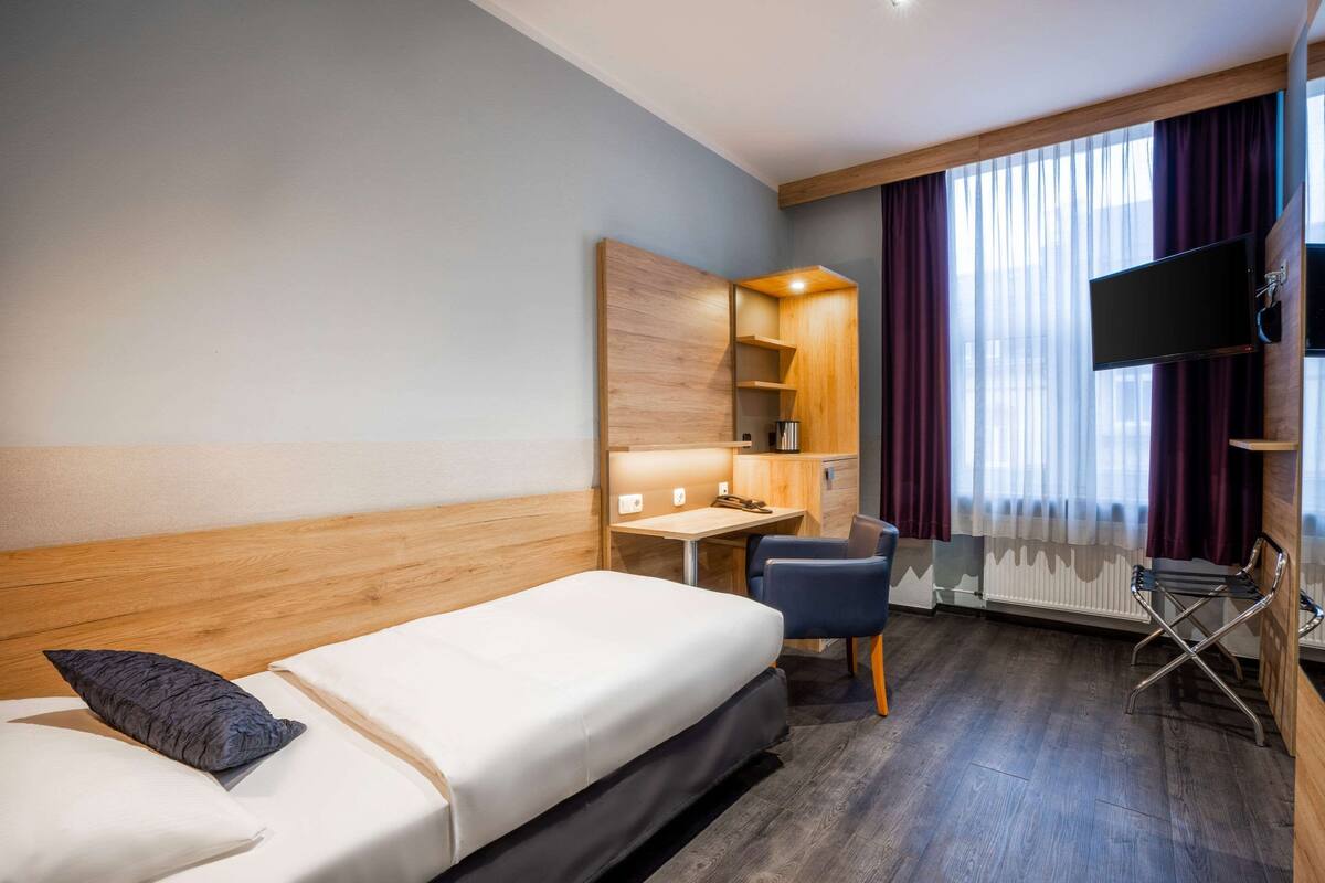 Kamar Single Standar, 1 Tempat Tidur Twin | Minibar, brankas, meja kerja, dan tirai kedap cahaya