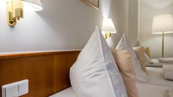 Dreibettzimmer | Minibar, Zimmersafe, Schreibtisch, Verdunkelungsvorhänge