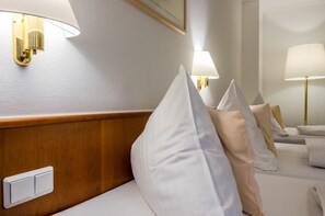Triple Room | Minibar, in-room safe, desk, blackout drapes - Hotel Gertrudenhof (Cologne)