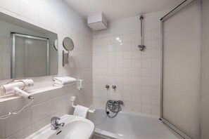 Double Room | Bathroom | Bathtub, hair dryer, towels - Hotel Gertrudenhof (Cologne)