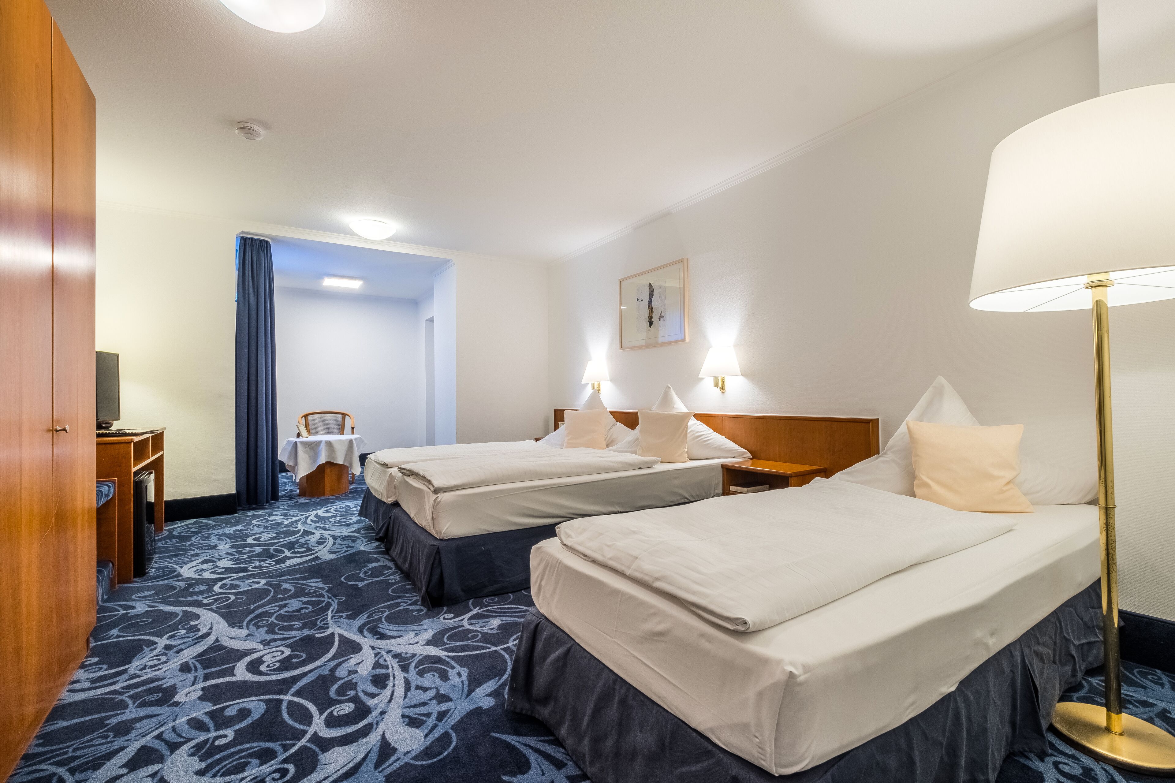 غرفة ثلاثية | ميني بار وخزنة داخل الغرفة ومكتب وستائر تعتيم