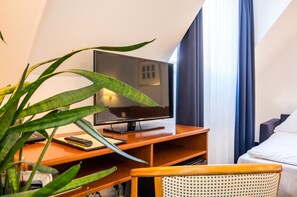 Double Room | Living area | 30-inch LED TV with cable channels, TV, first-run movies