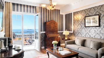 Sea View Executive Suite | Área de sala de estar | Smart TV de 32 pulgadas con canales vía satélite