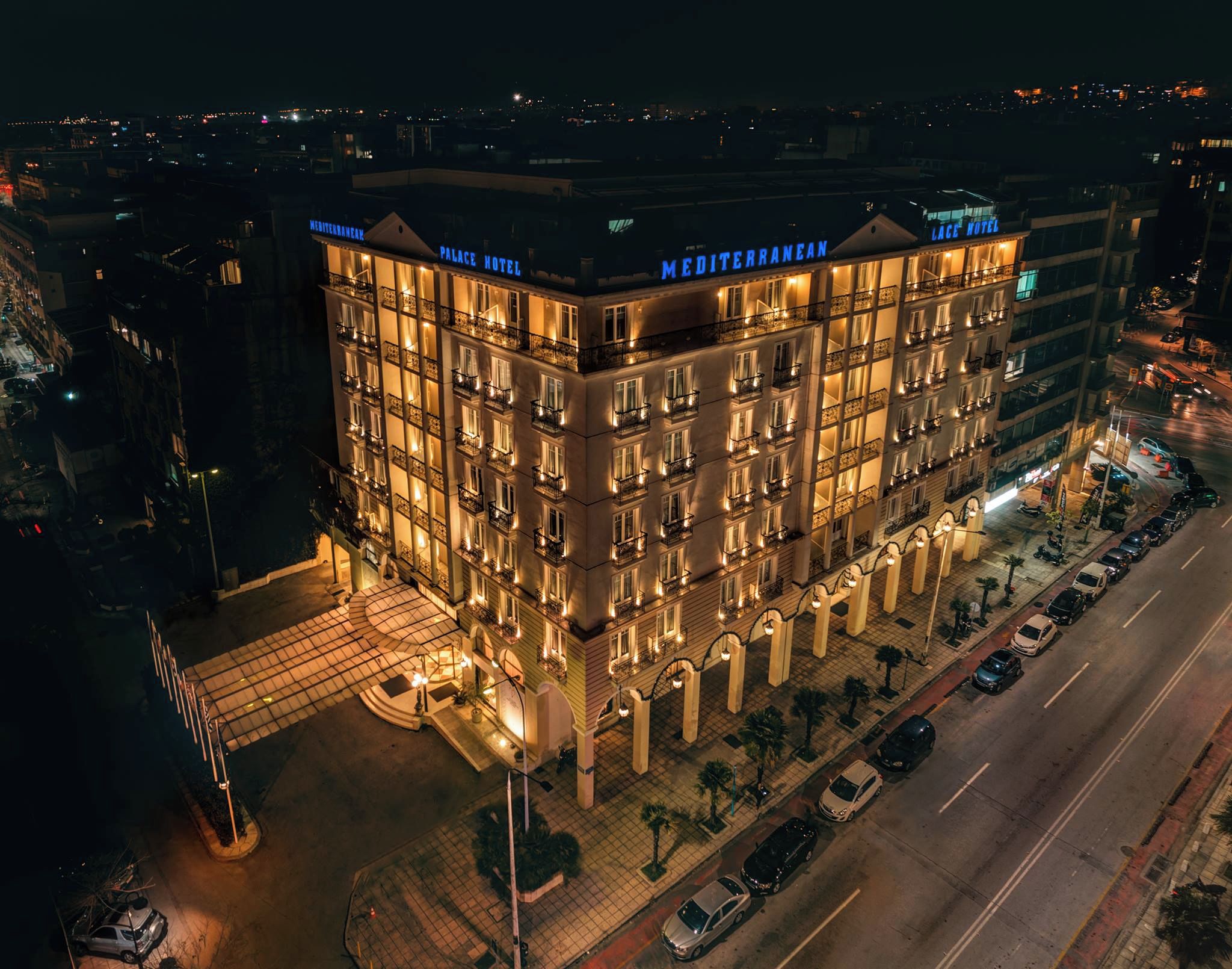 Un hôtel à plusieurs étages, doté d’une entrée imposante, d’un espace de stationnement et donnant sur la rue.
