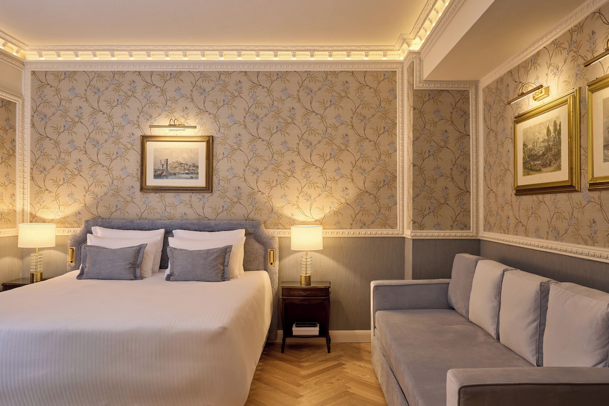 Deluxe Twin with Sofa bed and City View | Premium bedding, minibar, in-room safe, desk